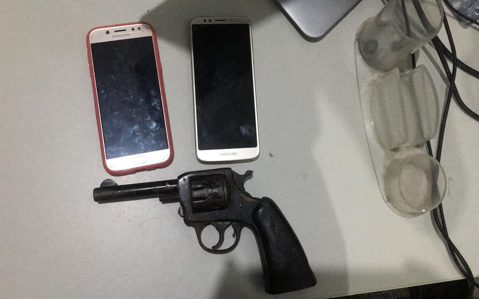 Arma e celulares foram apreendidos pela polícia — Foto: SSP/SE