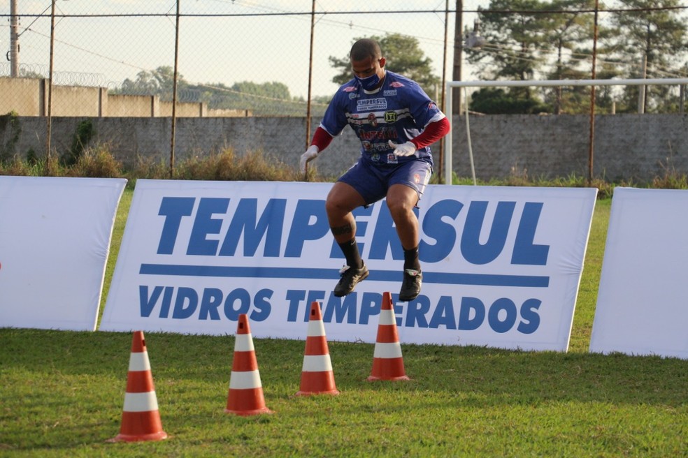 Treinos do Dracena vinham sendo realizados em um campo particular de futebol — Foto: Dracena Futsal/Divulgação