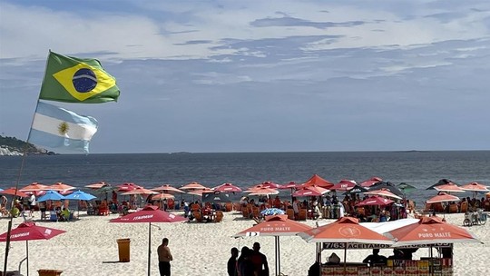 Espaços demarcados e intimidação: frequentadores denunciam loteamento da Praia da Barra