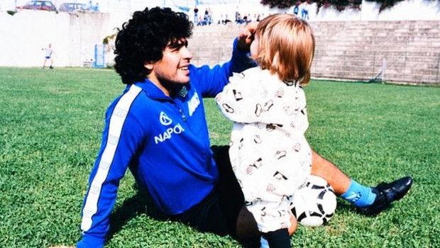 BBC Maradona e a filha Dalma em 1989: ex-jogador demorou anos para reconhecer filhos fruto de casos extraconjugais (Foto: Getty Images via BBC)