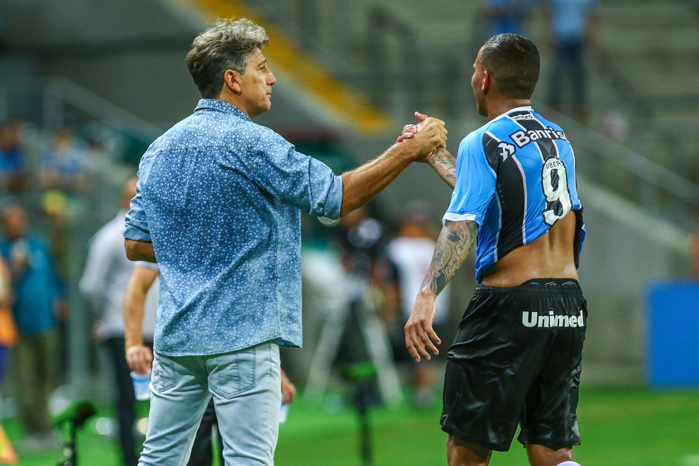 Jael com Renato Gaúcho, técnico do Grêmio — Foto: Lucas Uebel/Grêmio FBPA