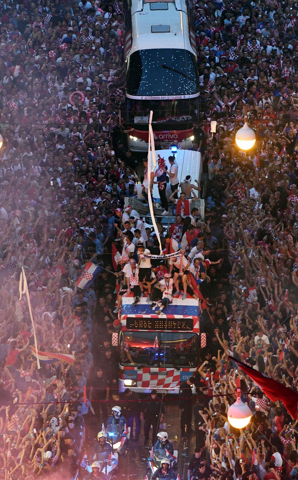 SeleÃ§Ã£o da CroÃ¡cia cruza multidÃ£o em carro aberto durante festa de recepÃ§Ã£o apÃ³s 2Âº lugar na Copa (Foto: Denis Lovrovic/AFP)