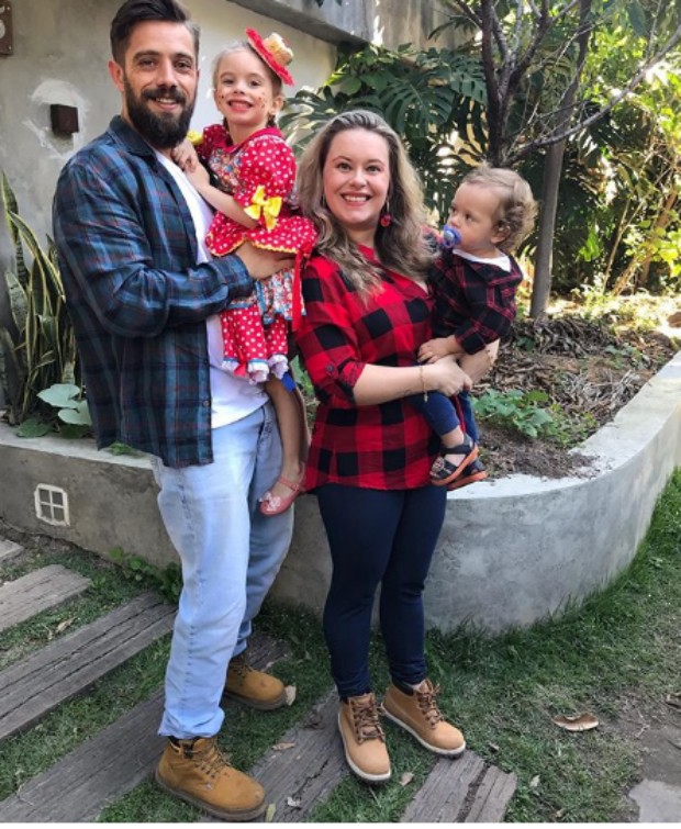 Mari Bridi e Rafael Cardoso com os filhos (Foto: Reprodução / Instagram)