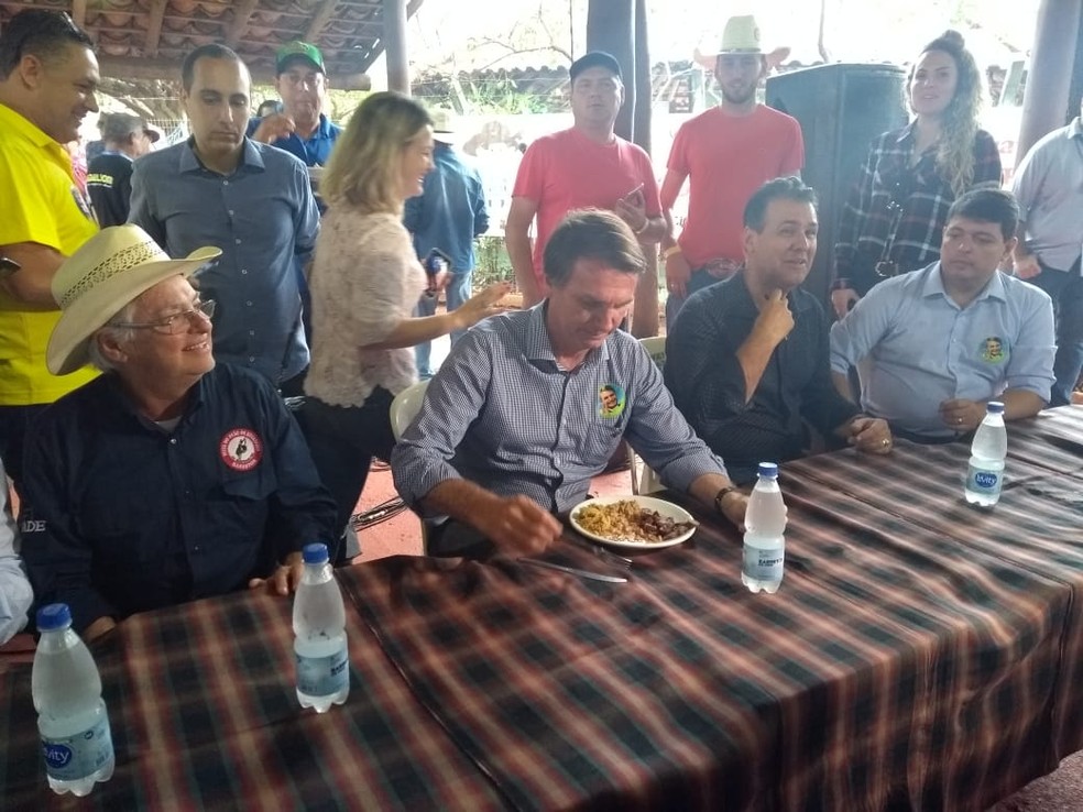 Jair Bolsonaro (PSL) almoÃ§a no Parque do PeÃ£o de Barretos (SP) neste sÃ¡bado (25) (Foto: Amanda Pioli/G1)