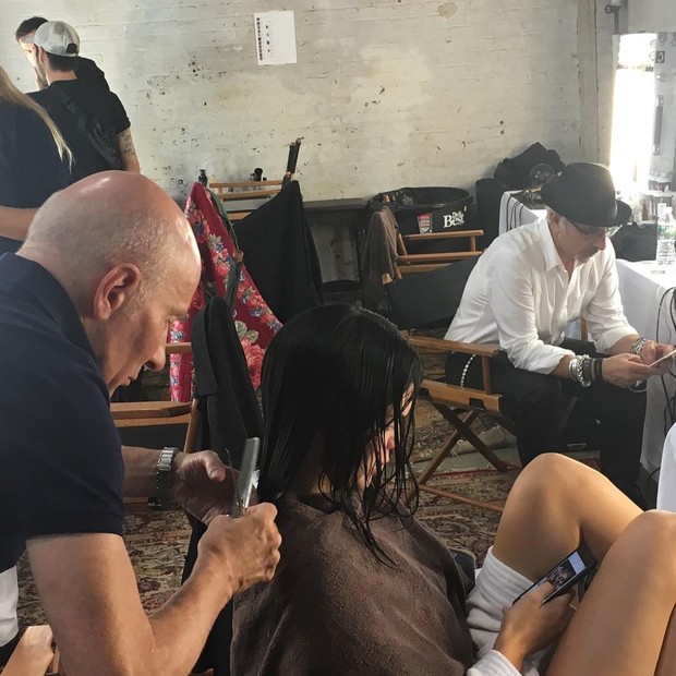 Garren cortando o cabelo de Kendall Jenner (Foto: reprodução/instagram)