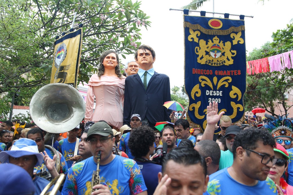 Bonecos de Jair e Michelle Bolsonaro abrem alas para os outros gigantes durante desfile em Olinda — Foto: Marlon Costa/Pernambuco Press