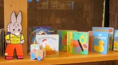 Os livros para os menores ficam na estante mais baixa (Foto: Marcela Bourroul/ Crescer)