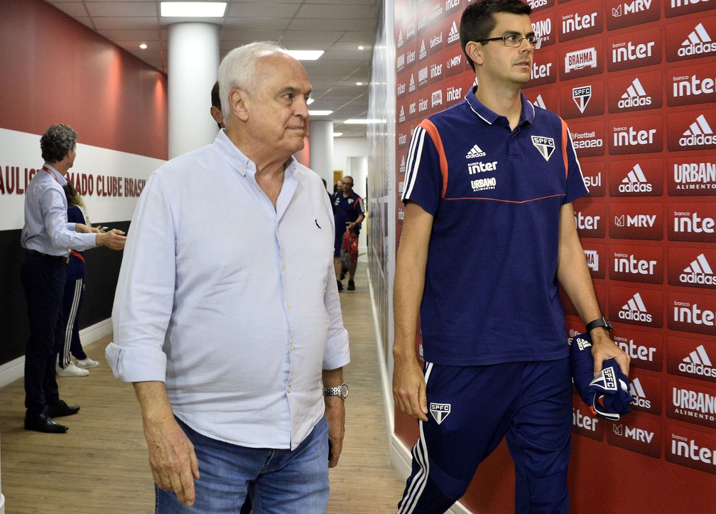 Leco desistiu de trocar o comando do futebol do São Paulo e decidiu renovar com Raí — Foto: Marcos Ribolli