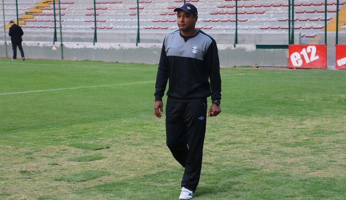 Senhor Libertadores, Roger confronta técnico rival em duelo de semelhanças