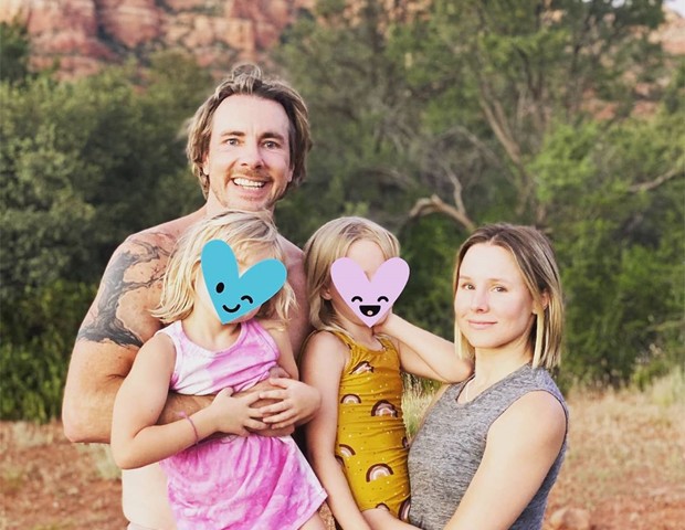 Kristen Bell, o marido, Dax Shepard, e as filhas, Delta e Lincoln (Foto: Reprodução / Instagram)