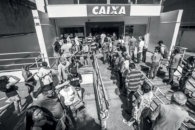 Grande parte da população brasileira mal tem um relacionamento com uma instituição financeira (Foto: Rogério Cassimiro  )