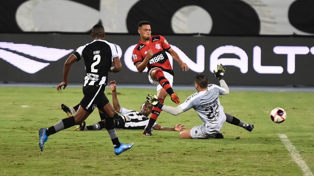 Rodrigo Muniz marca o primeiro gol do Flamengo sobre o Botafogo