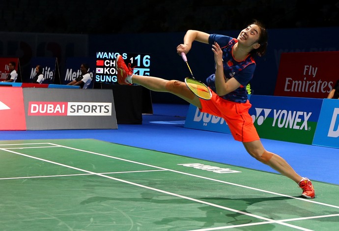 Chinesa Wang Shixian durante a final do torneio de badminton em Dubai (Foto: AFP)