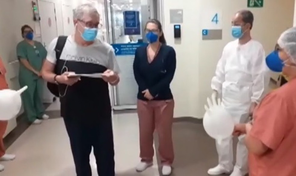 Médico Oscar Dutra quando teve alta do hospital após ficar internado devido ao coronavírus — Foto: Reprodução/RBS TV