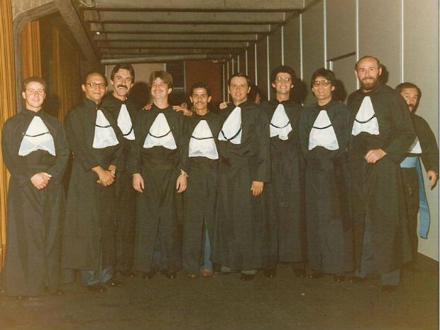 Calixto (ao meio) e a tão procurada turma de 1981 (Foto: Arquivo Pessoal/ Calixto Silva Neto)