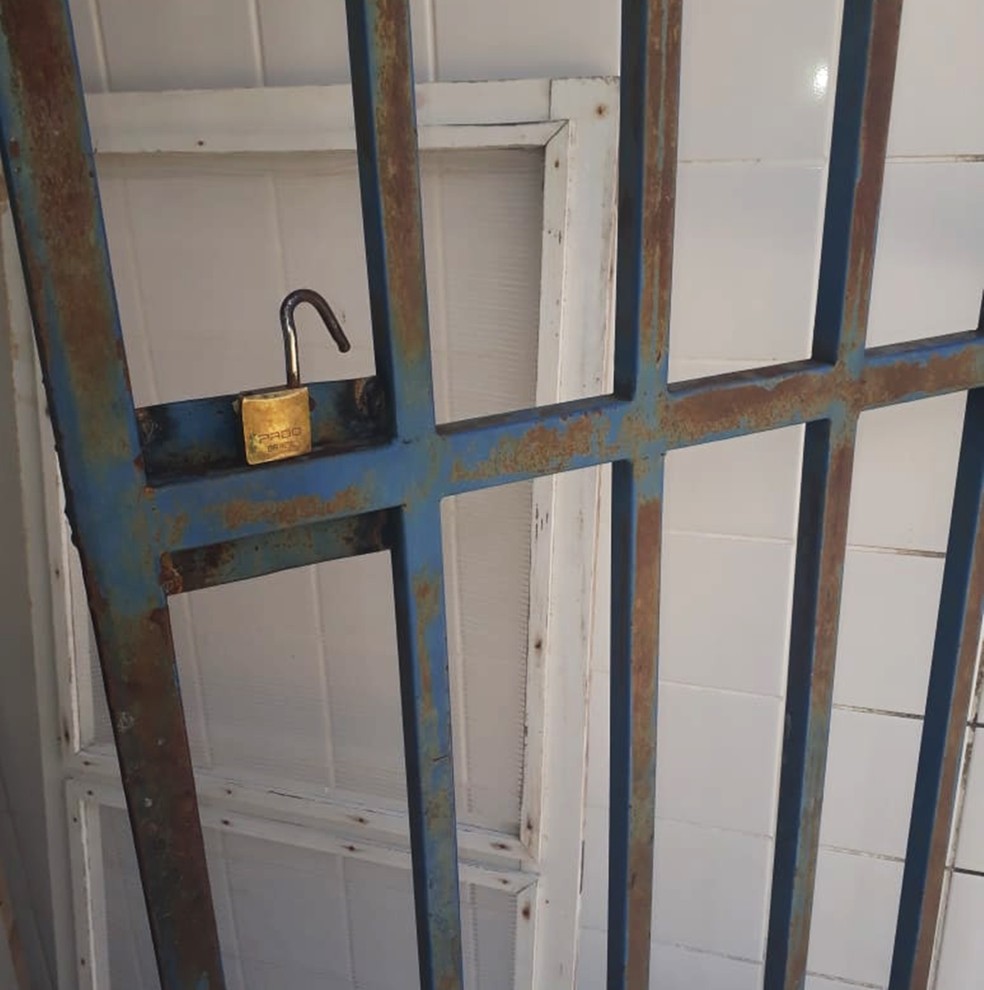 Cadeado da porta que dÃ¡ acesso Ã¡ cozinha foi arrombado (Foto: Marksuel Figueredo/Inter TV Cabugi)