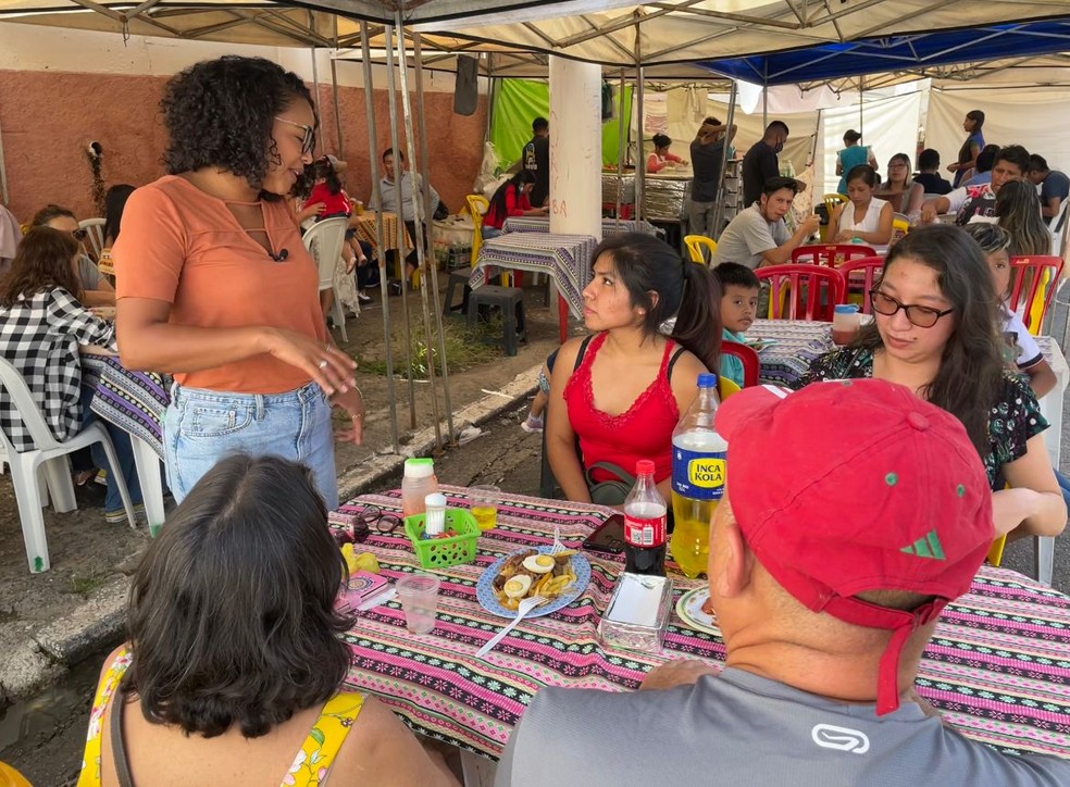 Denise Thomaz circula pela Feira Kantuta, no Pari, que reúne música, dança, gastronomia e artesanato bolivianos  — Foto: Reprodução/TV Globo