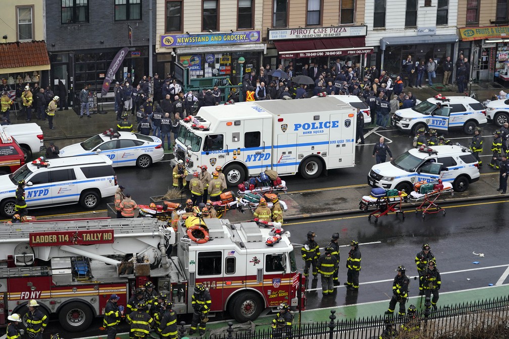 Equipe de emergência se reúne na entrada de uma estação de metrô no bairro do Brooklyn, em Nova York, nesta terça-feira (12) — Foto: John Minchillo/AP