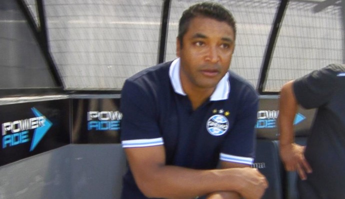Roger aprova empate e diz que pediu desculpas aos atletas por jogo às 11h
