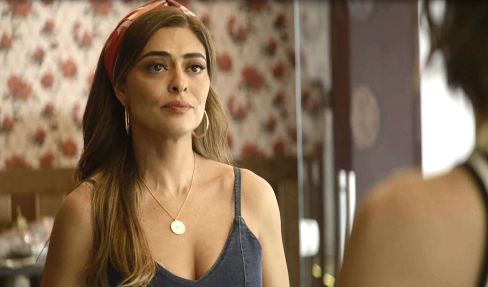 Maria da Paz (Juliana Paes) chama Josiane (Agatha Moreira) para trabalhar com ela em 'A Dona do Pedaço' — Foto: Globo