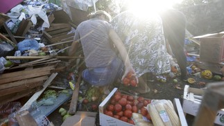 No Estado do Rio, o número de pessoas que não têm o que comer aumentou 400% nos últimos quatro anos — Foto: Domingos Peixoto / Agência O Globo