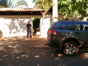 Agentes da PF cumprindo mandado na casa de Siqueira Campos (Foto: Sydney Neto/TV Anhanguera)