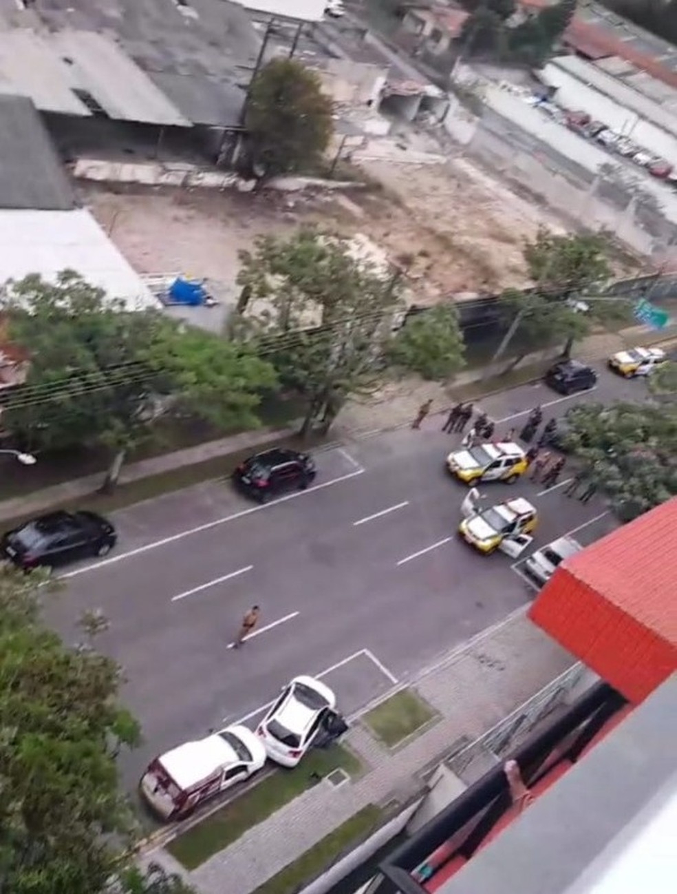 Caso aconteceu no bairro Rebouças. Equipes da PM interditaram ruas — Foto: Colaboração