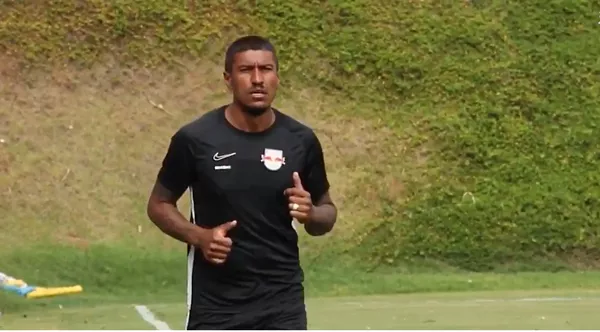 Sem Conseguir Voltar Para A China Paulinho Tenta Acordo Para Ser Liberado Pelo Guangzhou Futebol Internacional Ge