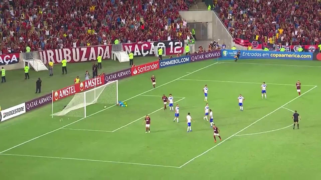 Arrascaeta domina no peito e chuta no canto para marcar no Fla 6 x 1 San José, pela Libertadores