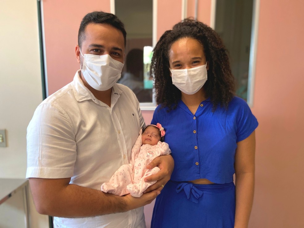 Melina e os pais após a bebê receber alta em Altamira  — Foto: Pró-Saúde/Divulgação