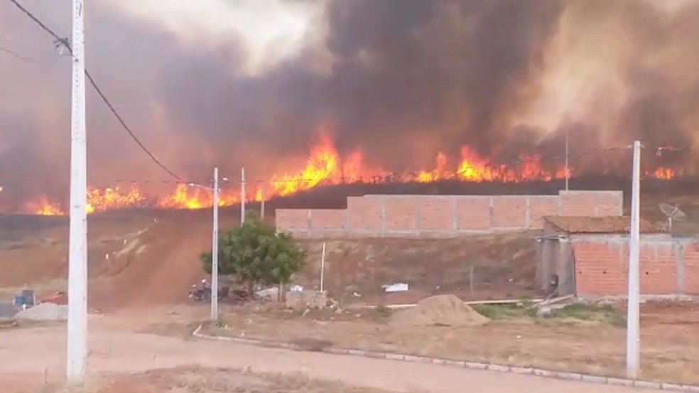 Incêndio causa transtornos a moradores na cidade de Picos, no Piauí — Foto:  Reprodução TV Clube
