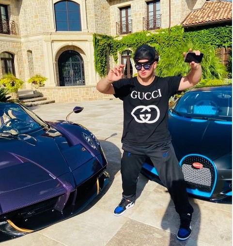 O youtuber adolescente Gage Gillean com o carro que acabou destruído no acidente (Foto: Instagram)