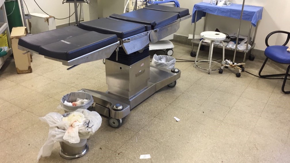 Sala da obstetrícia do Hospital dos Servidores do RJ não foi higienizada por falta de equipe de limpeza (Foto: Arquivo Pessoal)