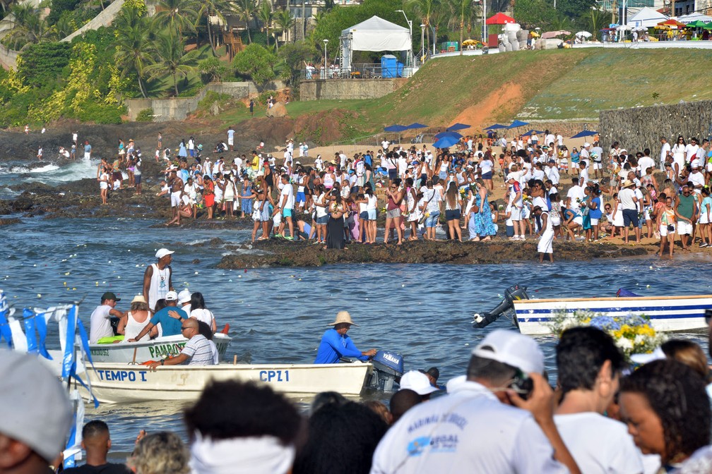 Multidão no Rio Vermelho, em Salvador, neste domingo, para homenagear Iemanjá — Foto: Max Haack/Ag Haack