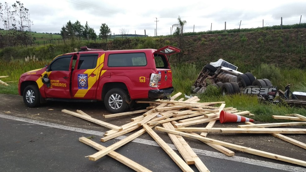 Caminhão desgovernado estava carregado de madeira — Foto: Divulgação/Bombeiros