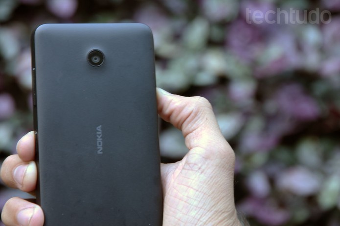 Lumia 630 é mais leve e fino que Lumia 532 (Foto: Anna Kellen Bull/TechTudo)