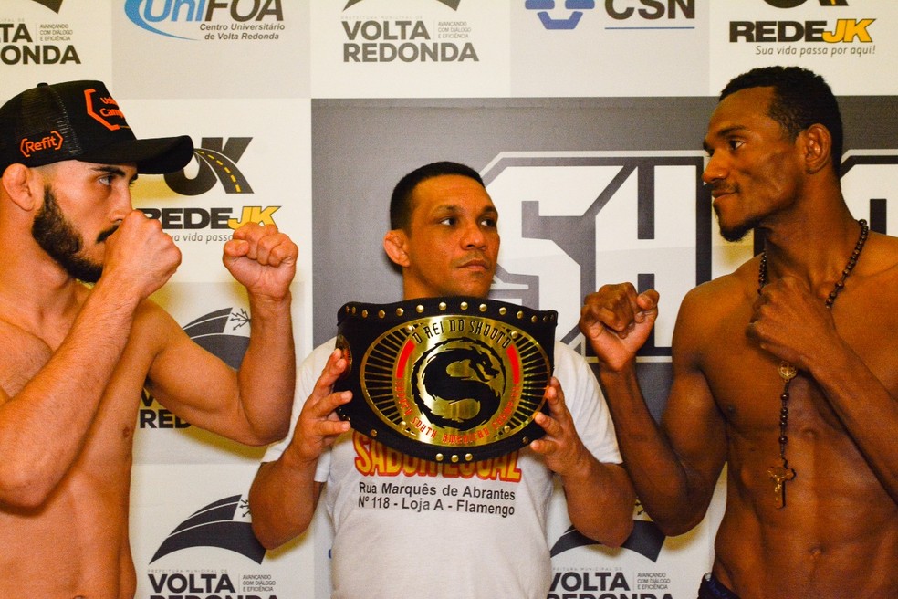 Leonardo Limberger (esq.) e Fabricio Nego (dir.) se encaram na pesagem do Shooto Brasil 88  Foto: Lo Farias/Divulgao