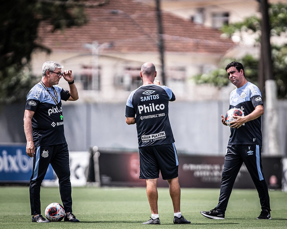 Odair Hellmann e membros da comissão técnica do Santos — Foto: Raul Baretta/ Santos FC
