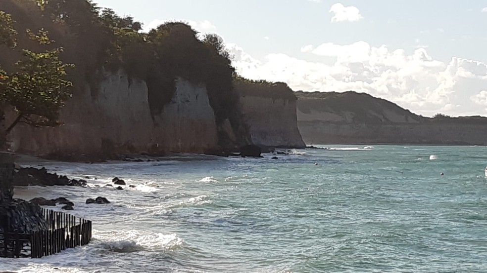 Falésias de Pipa seguem sem sinalização adequada sobre riscos  — Foto: Sérgio Henrique Santos/Inter TV Cabugi