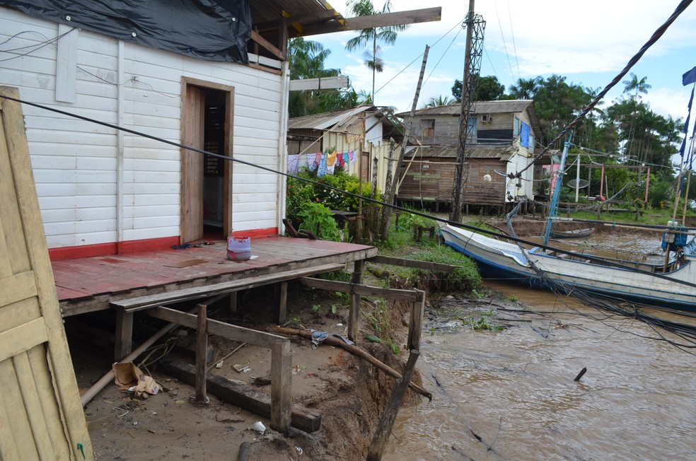 Casas condenadas em 2018 pelo fenômeno das 'terras caídas' no arquipélago do Bailique — Foto: John Pacheco/G1