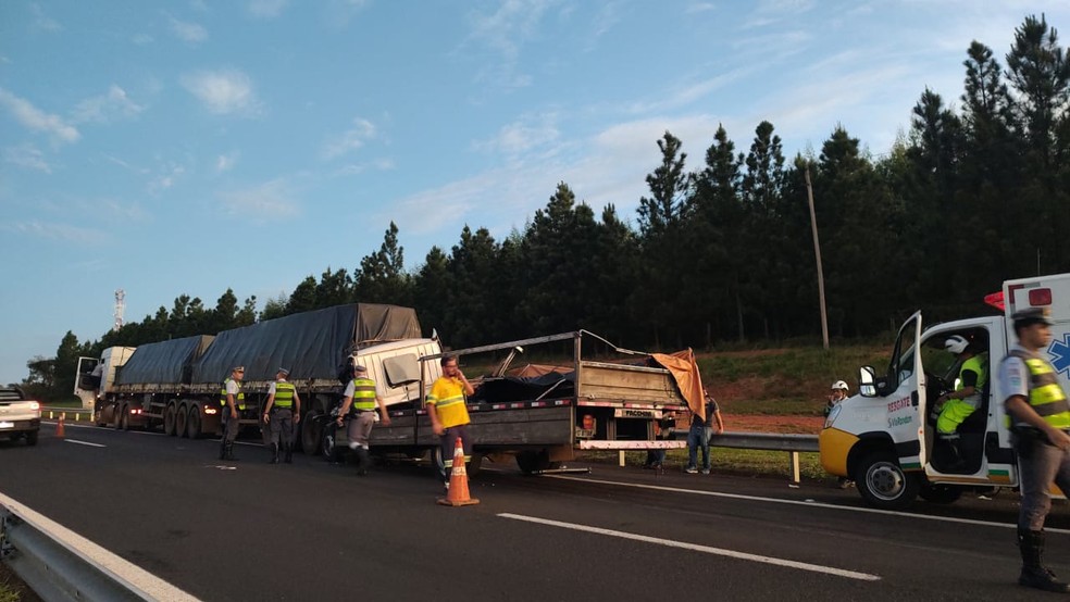Motorista foi resgatado das ferragens após colisão traseira entre caminhões em rodovia de Bauru — Foto: César Evaristo/TV TEM