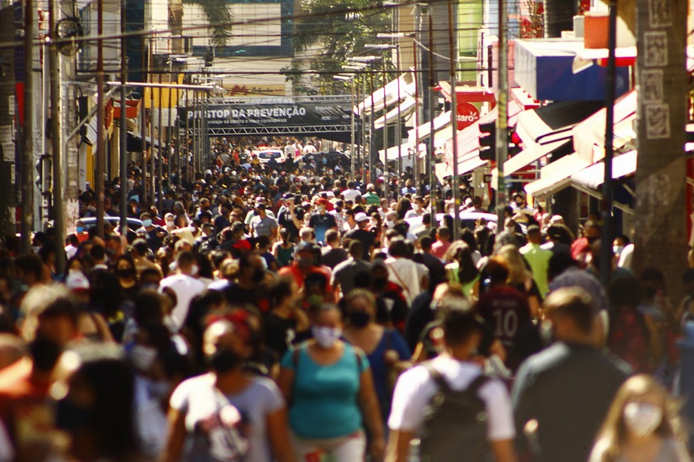 Movimenta&ccedil;&atilde;o intensa de pessoas no centro de Campinas, interior paulista, nesta s&aacute;bado, v&eacute;spera do Dia dos Pais e primeiro dia da cidade na fase amarela do Plano S&atilde;o Paulo, para conter a dissemina&ccedil;&atilde;o do coronav&iacute;rus (Covid-19) &mdash; Foto: Karen Fontes/C&oacute;digo19/Estad&atilde;o Conte&uacute;do