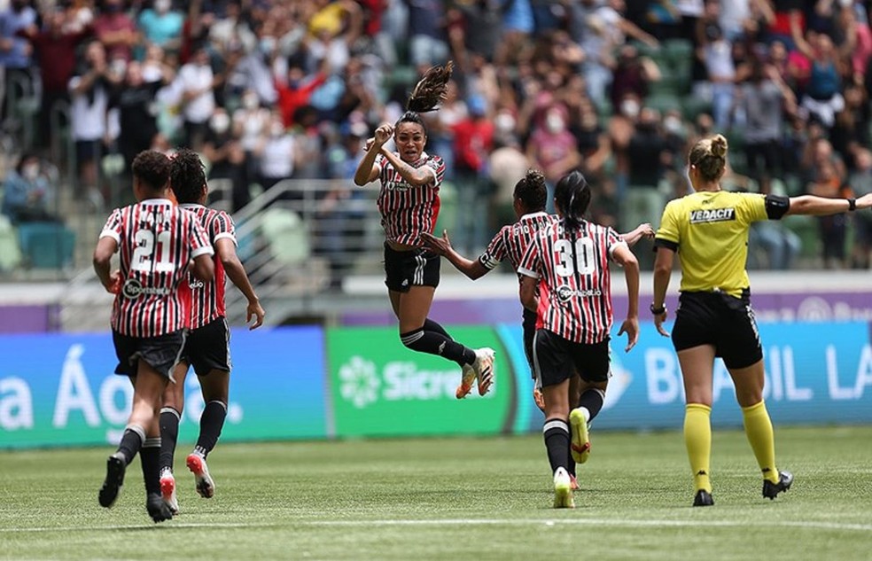 Thais, que comemora gol ao fundo, renovou compromisso com o São Paulo — Foto: Paulo Pinto / saopaulofc