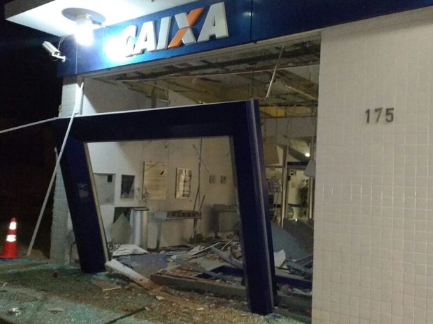 Banco ficou com a estrutura destruída (Foto: Polícia Militar/Divulgação)