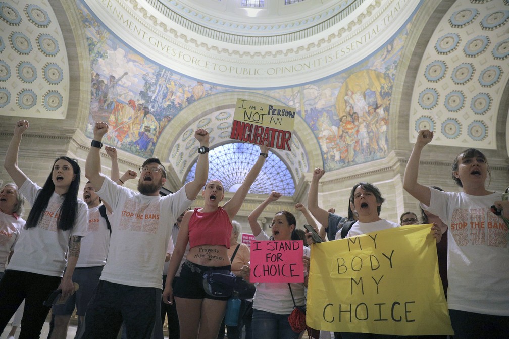 Ativistas pelo direito ao aborto protestam em Jefferson, Missouri, no dia 17, quando a CÃ¢mara do estado aprovou uma lei que proÃ­be o aborto mesmo em casos de estupro. â€” Foto: Christian Gooden/St. Louis Post-Dispatch via AP