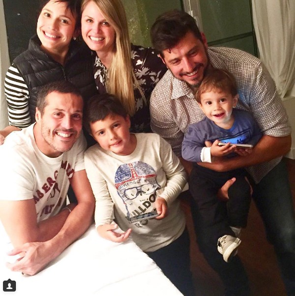 Juliana Knust e Susana Werner posam com respectivas famílias para foto (Foto: Reprodução / Instagram)
