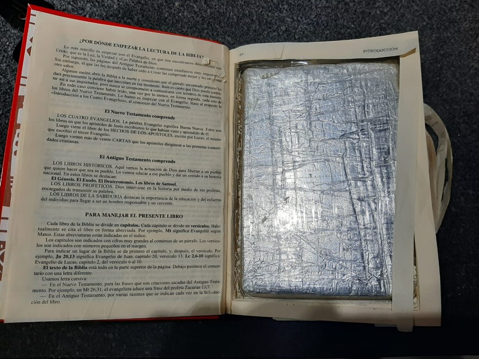 Tablete de cocaína foi localizado dentro de uma bíblia — Foto: Polícia Rodoviária