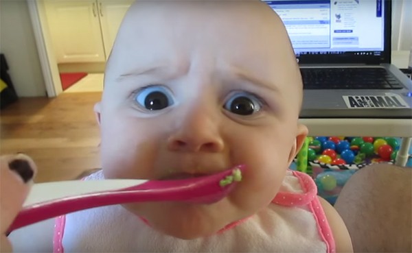 Bebê tem reação hilária ao experimentar abacate pela primeira vez (Foto: Reprodução / Instagram)