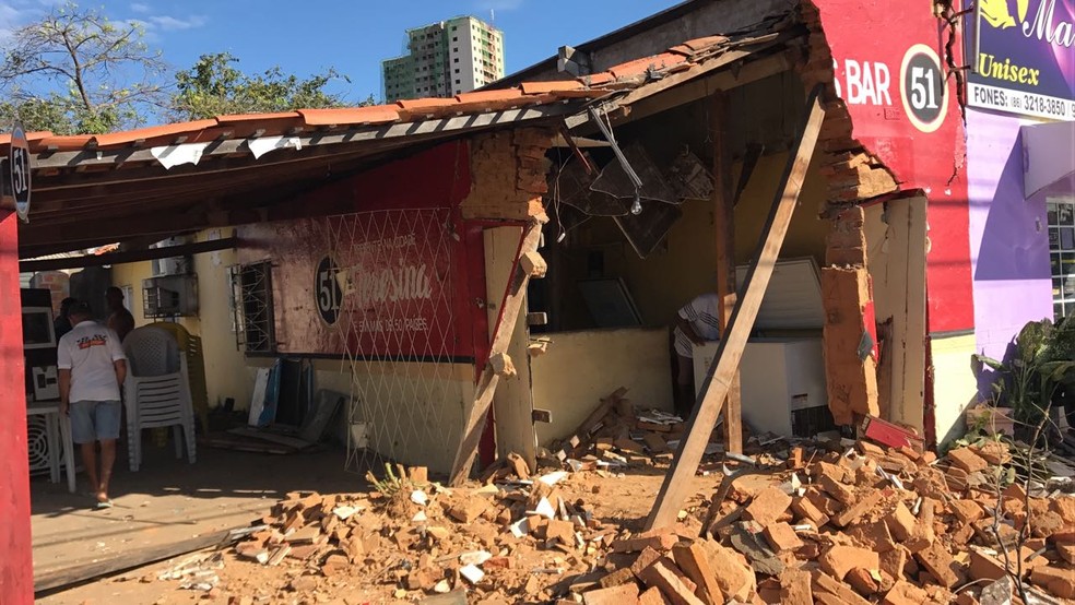 Bar ficou destruído após carro invadir o estabelecimento (Foto: Felipe Pereira)