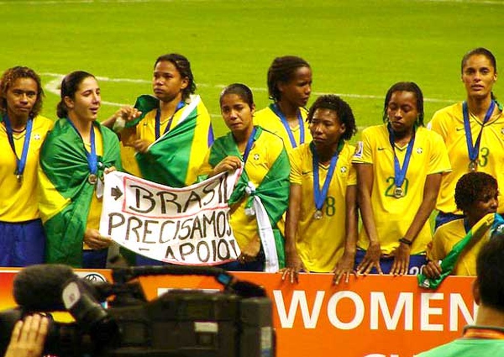 Em 2007, seleÃ§Ã£o brasileira feminina pede apoio apÃ³s derrota na Copa do Mundo â€” Foto: GloboEsporte.com